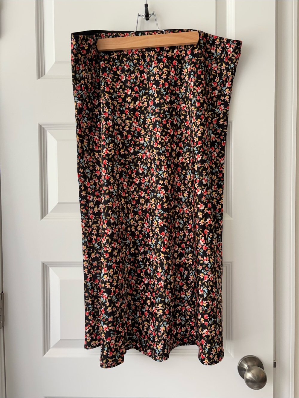 LOFT Black Midi Skirt with Small Floral Print XL
